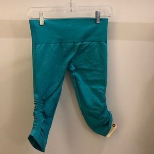 lululemon athletica Pants - Lululemon Aqua ebb& flow crops sz 6 70573 lululemon athletica Pants - Lululemon Aqua ebb& flow crops sz 6 70573